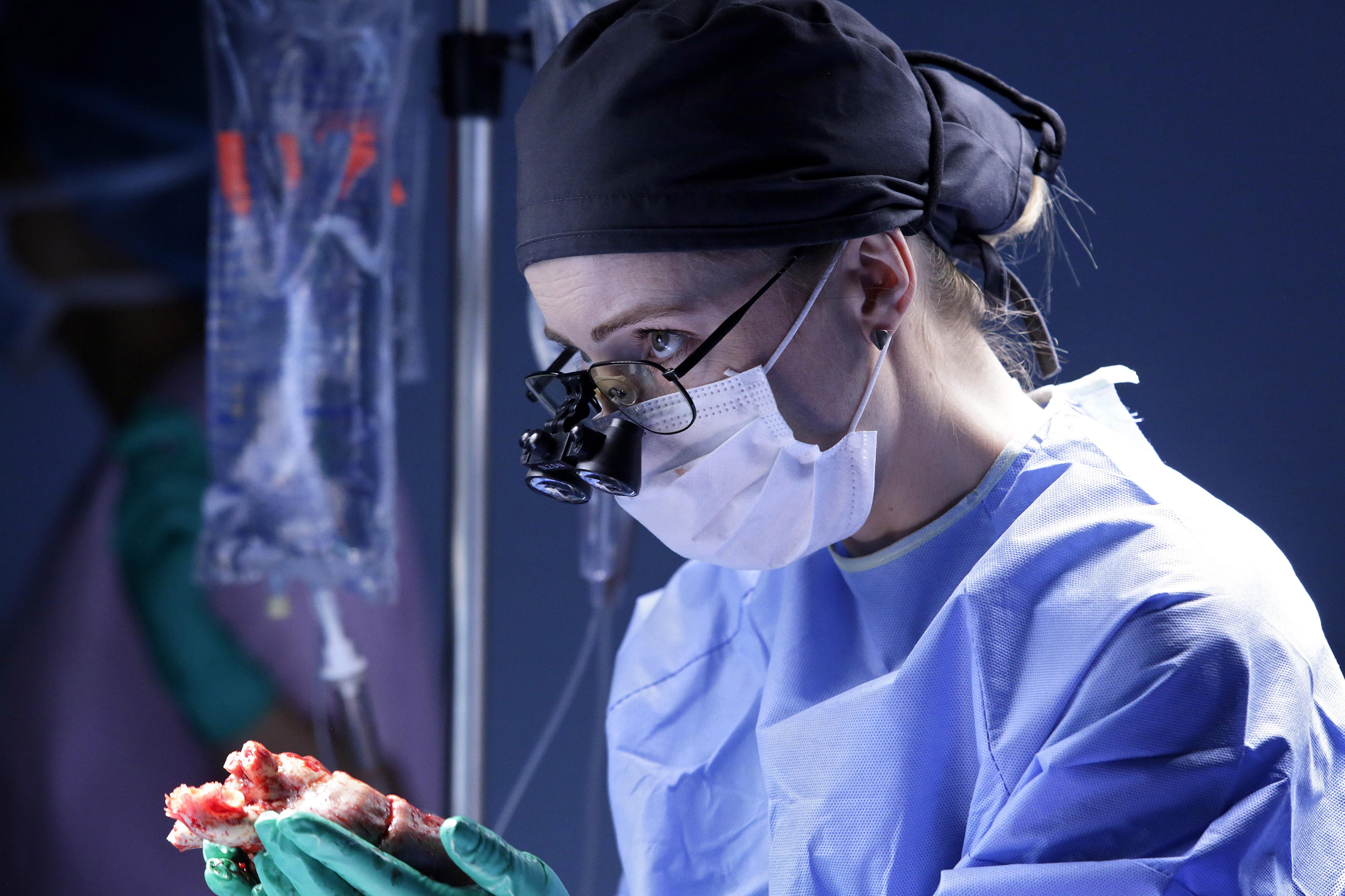Девушка хирург в операционной